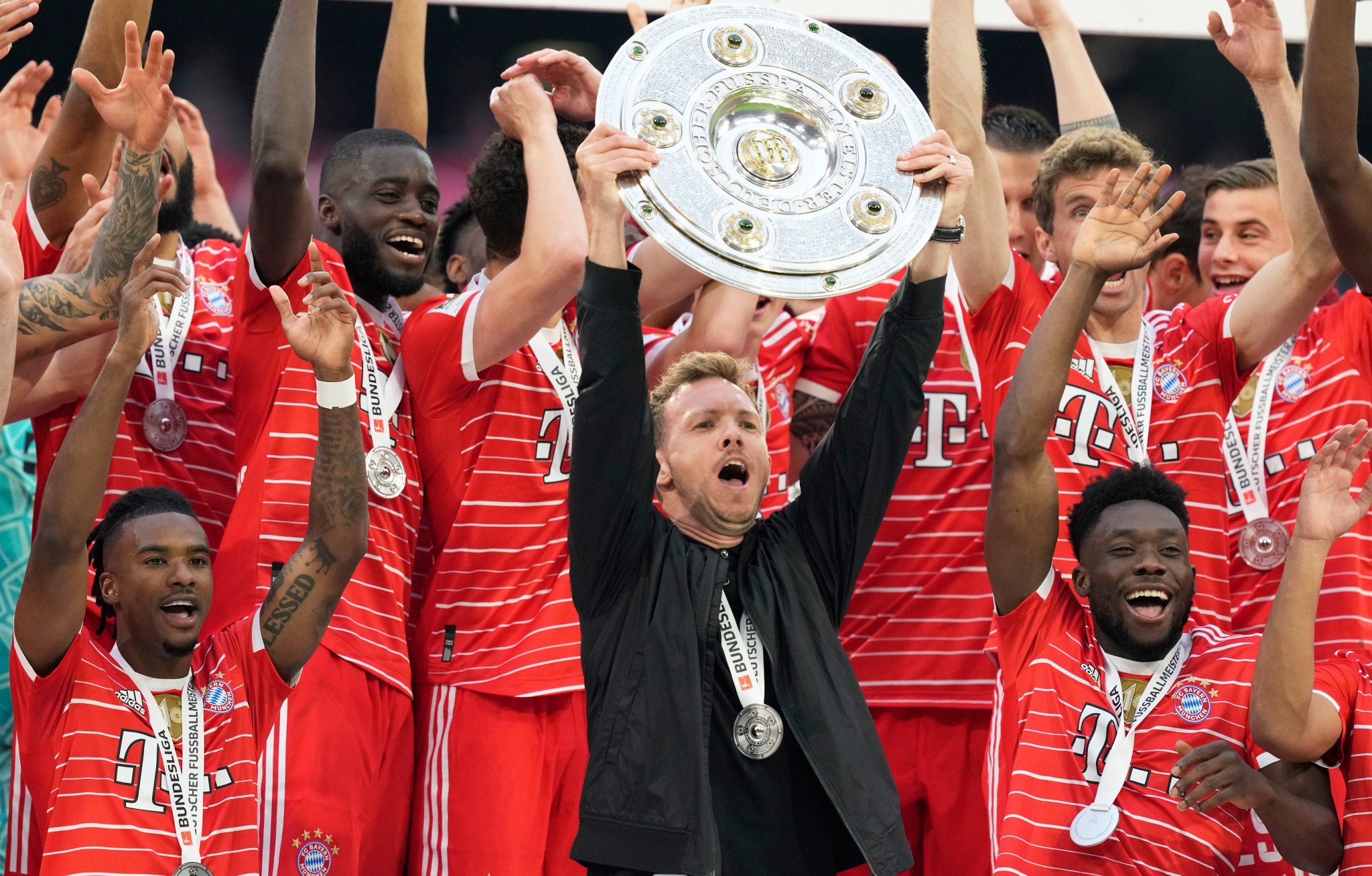 拜仁慕尼黑：欧冠赛场的德意志战车轰鸣向前