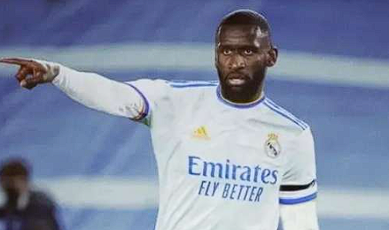 吕迪格转会风云:多队竞逐下的未来走向