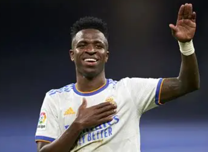 维尼修斯续约僵局下的自我重塑与责任担当