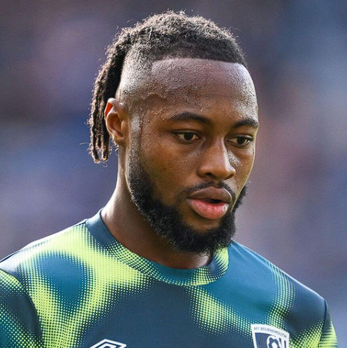 英格兰足坛：非职业联赛到顶级舞台的逆袭之路