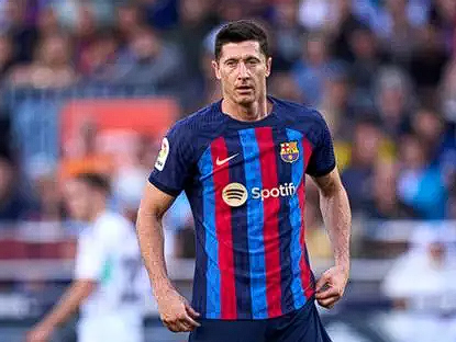 莱万未来抉择引关注：续约巴萨成首选，家庭因素成关键考量